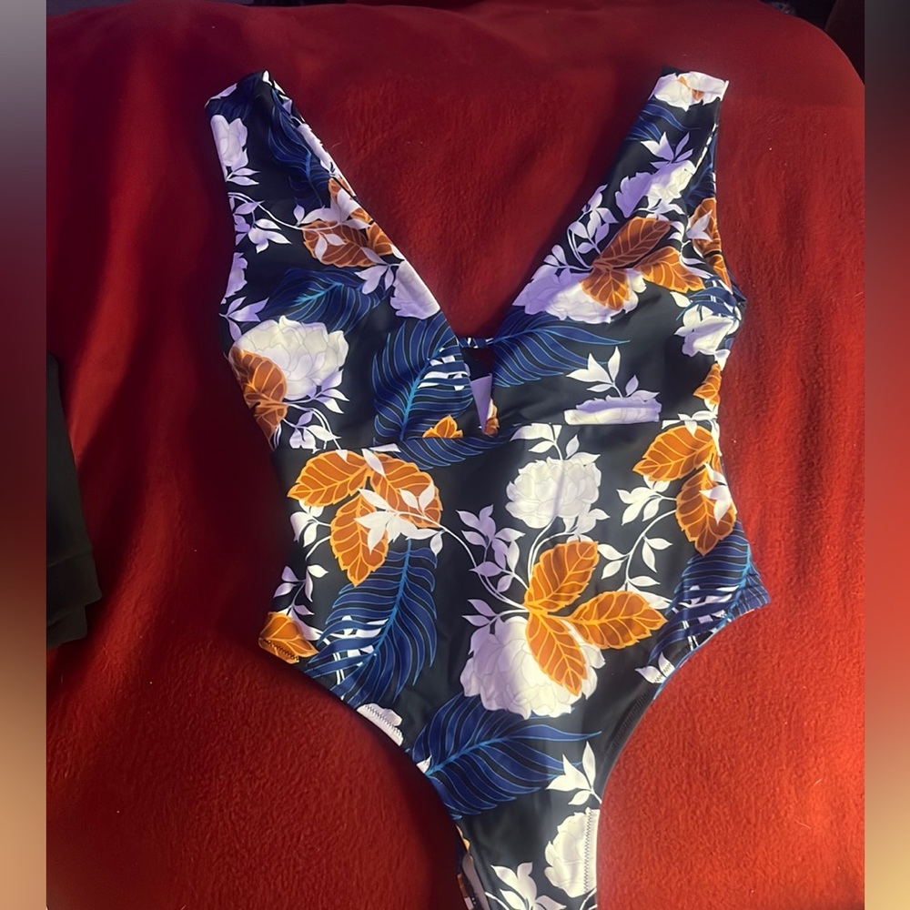 CUPSHE swimsuit one piece size medium (never worn)